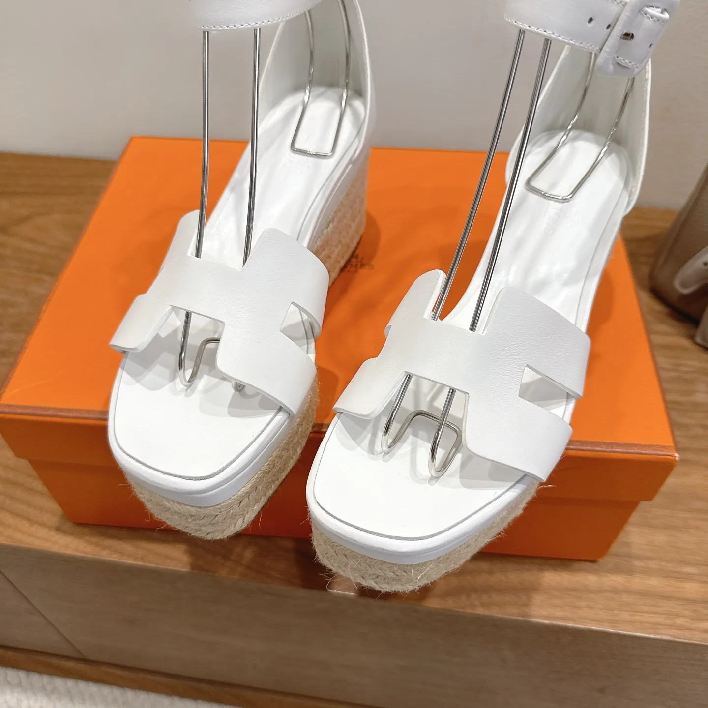 👟👟Ex-factory price 720👟👟 Hermes... a Eclair 2025 new color + popular series, the version is super positive, with a certain thickness, which makes the legs longer! Breathable, comfortable calfskin, spring and summer color matching, this item is both beautiful and comfortable! Channel supply code size: 35-39 can be ordered as 40.41 with airplane box ➕20